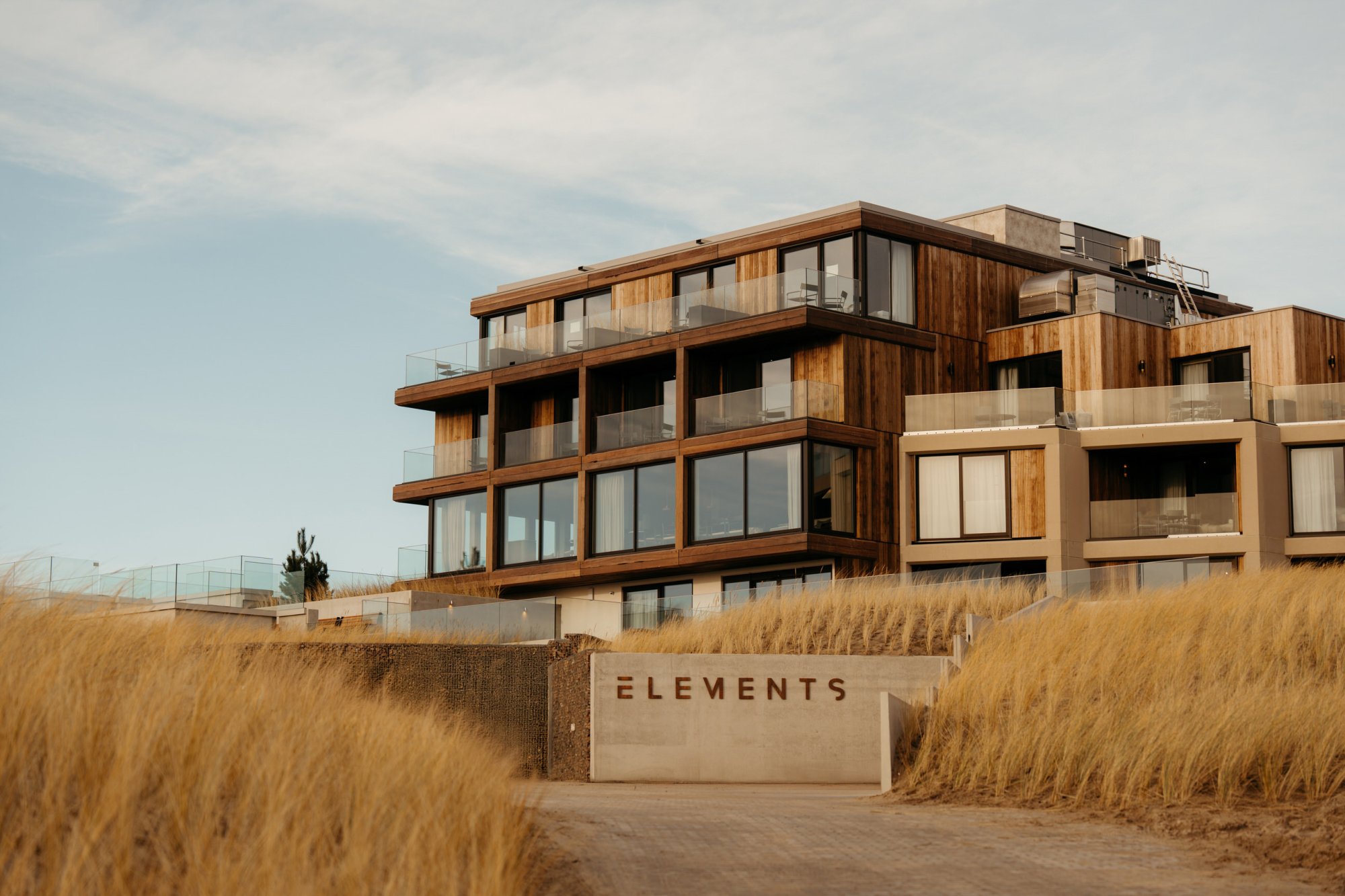 Entree van Elements Terschelling, luxe appartementencomplex in de duinen.