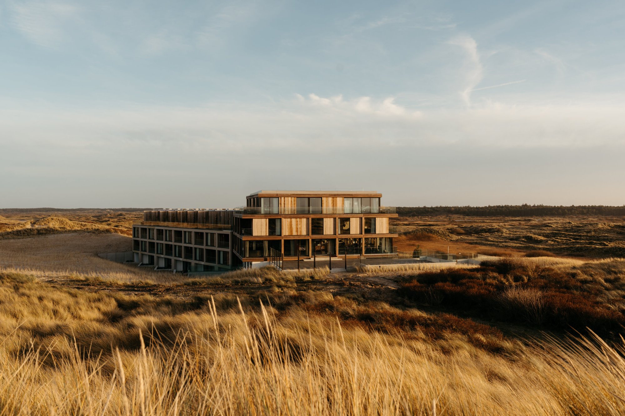 Elements Terschelling gelegen in het duinlandschap.