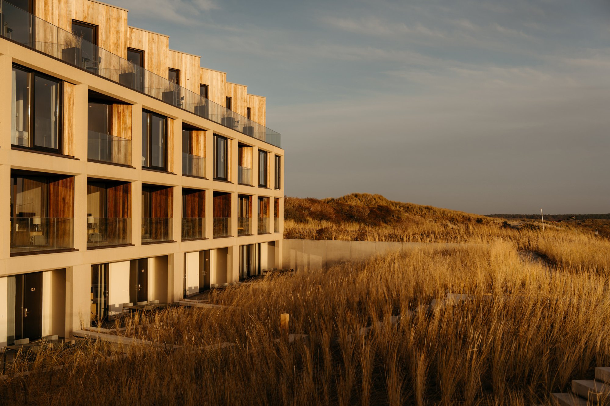 Exterieur van Elements Terschelling met moderne architectuur.
