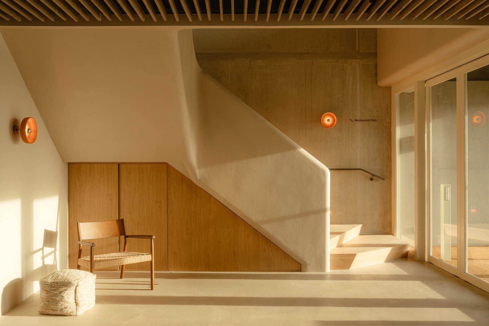 Modern gebouw van Elements Terschelling in avondlicht.