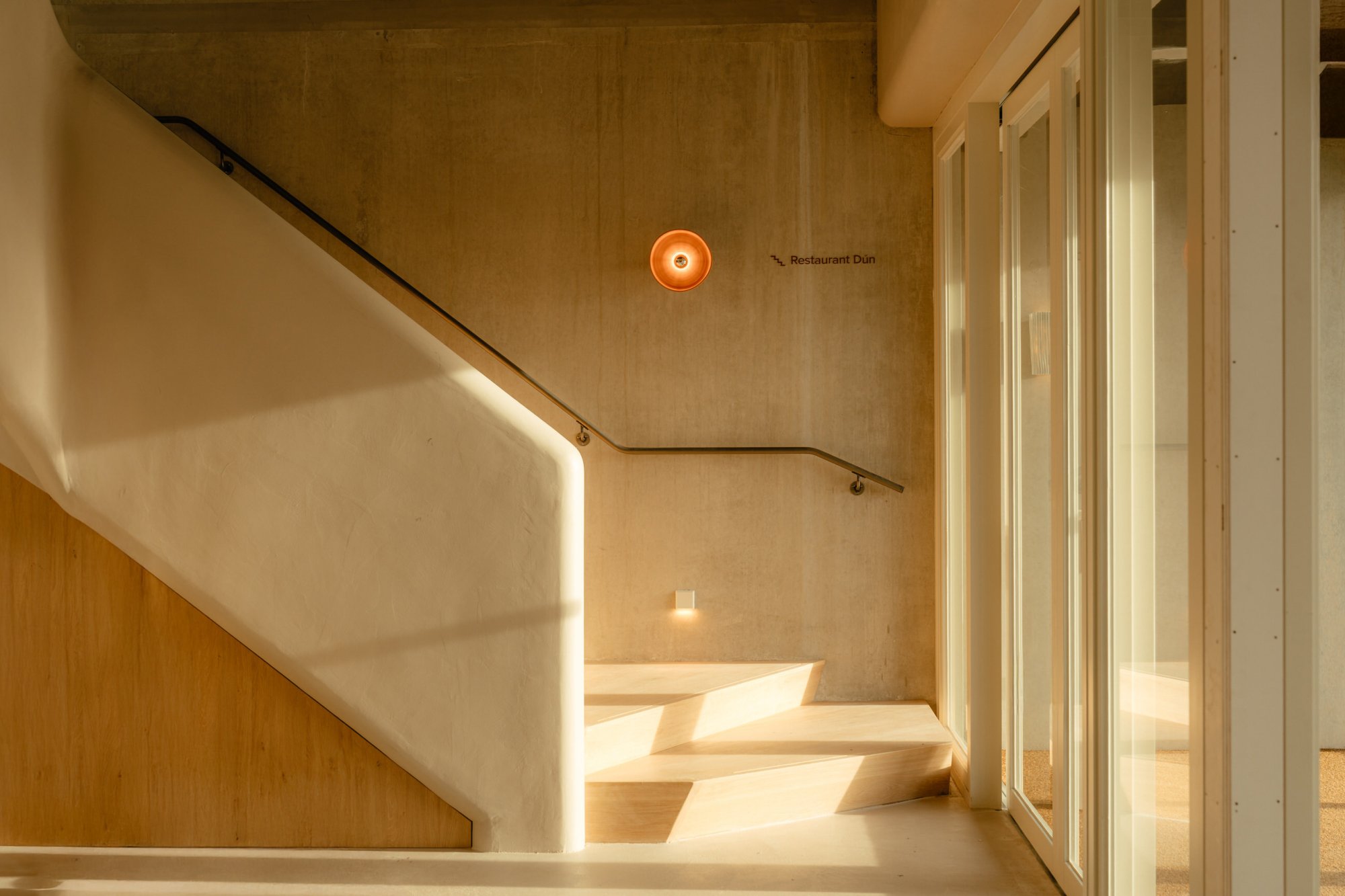 Licht en ruimte in het trappenhuis van de lobby bij Elements.