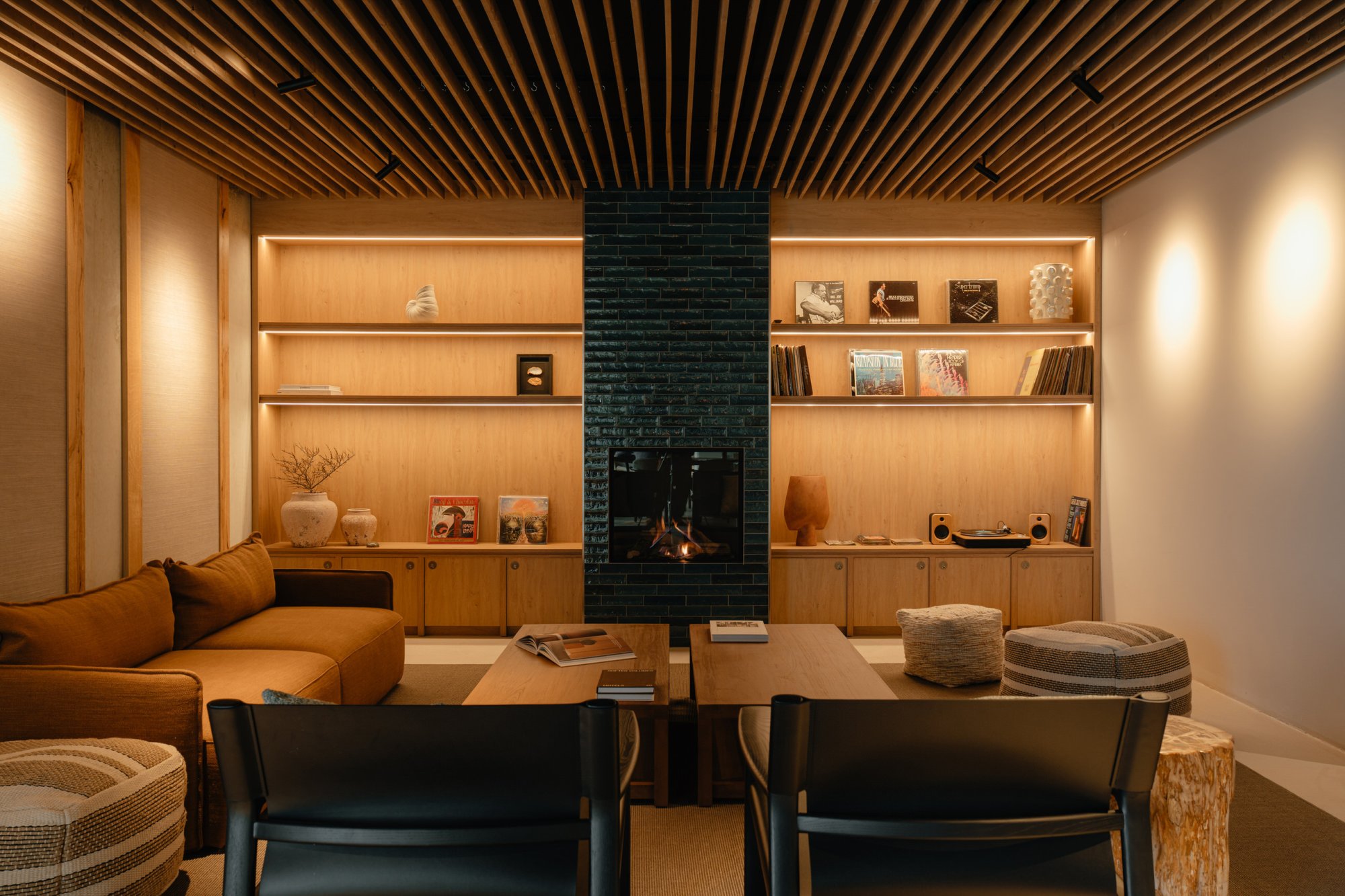 Stijlvolle lobby met lounge en haard bij Elements Terschelling.