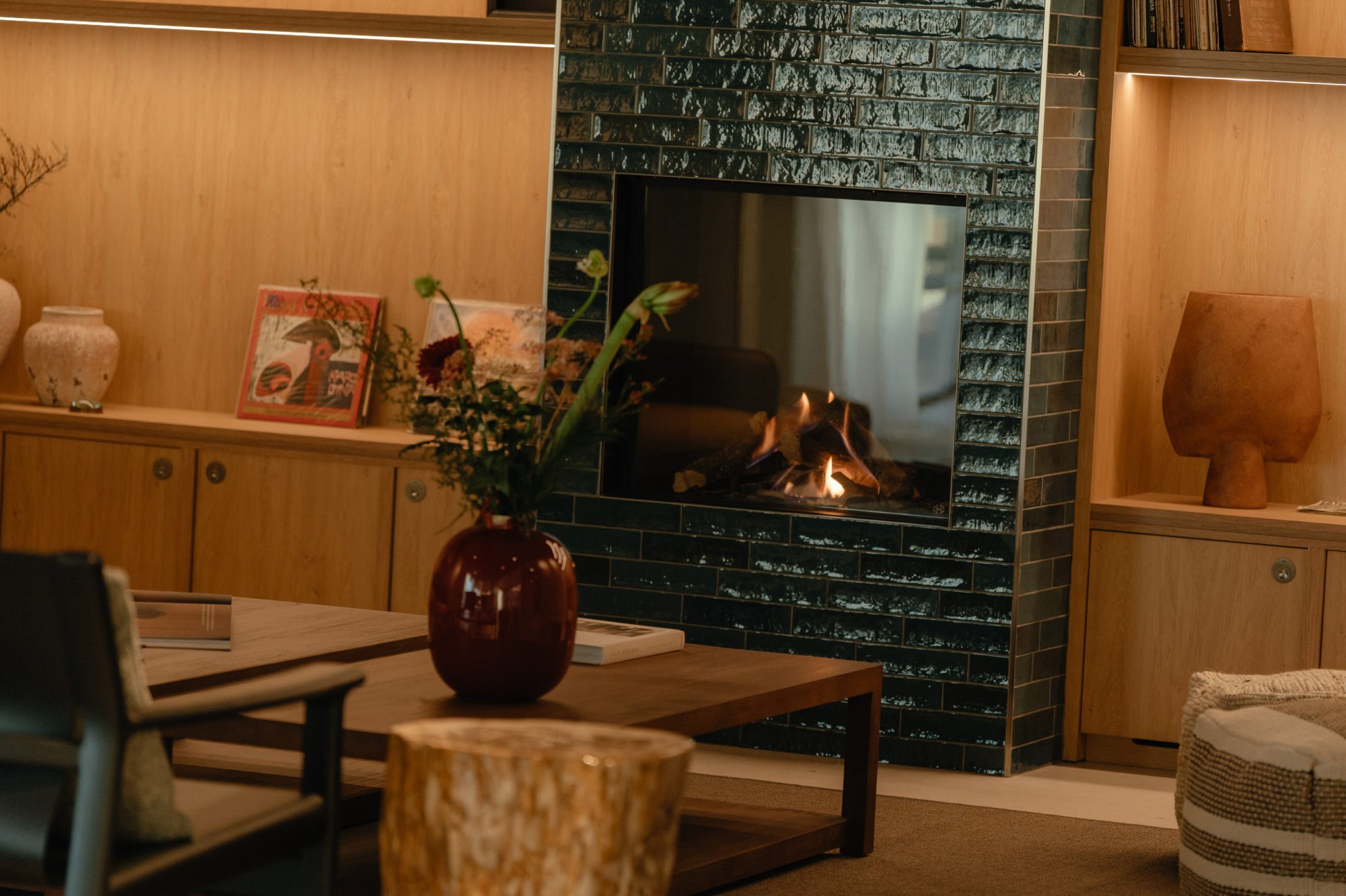 Sfeervolle lobby met designmeubels bij Elements Terschelling.