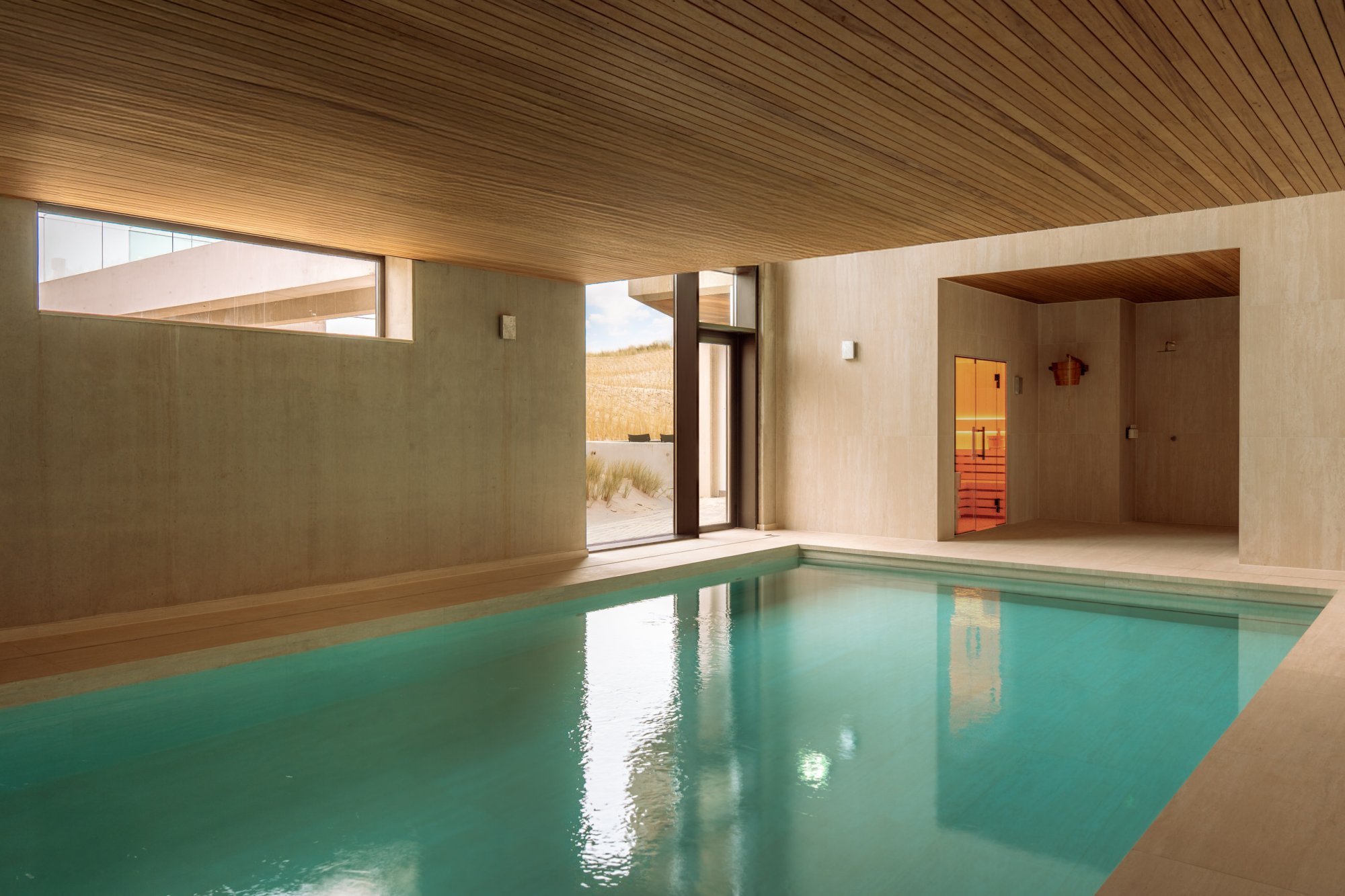 Binnenzwembad met rustgevende architectuur bij Elements Terschelling.