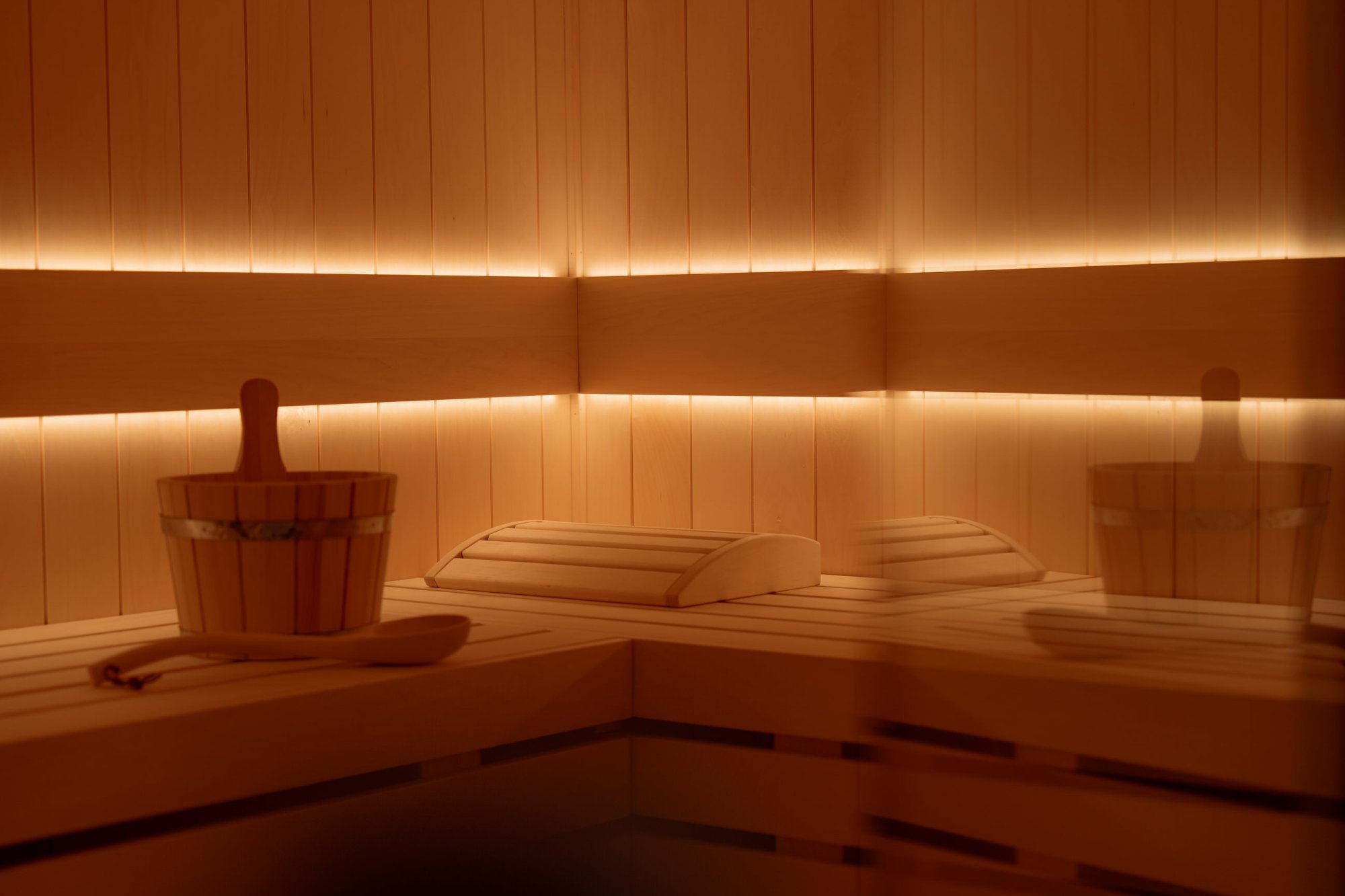 Rustgevende sauna met indirect licht in wellness Elements Terschelling.