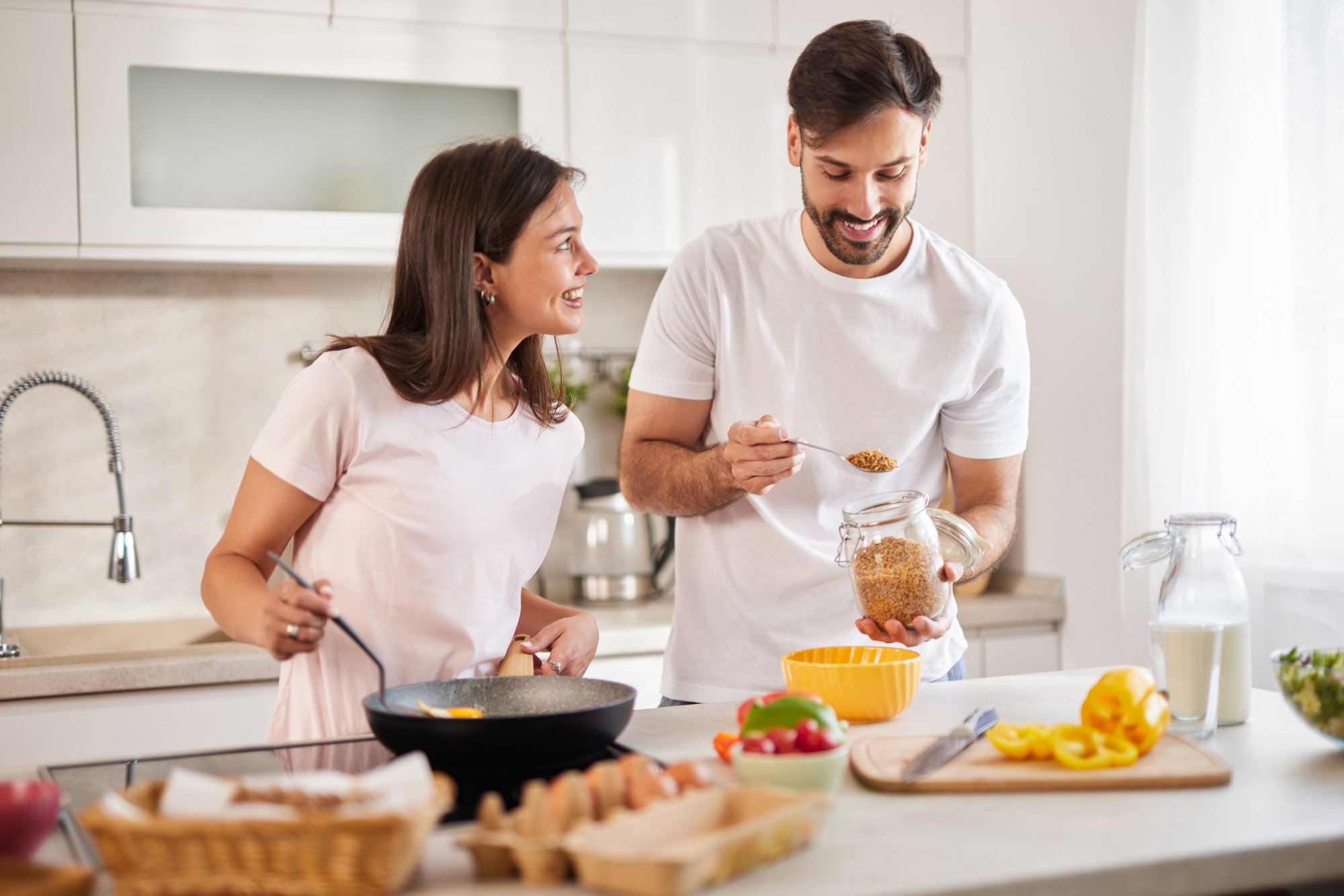 Paasontbijt aan tafel in een rustige vakantiewoning, omgeven door natuurlijk licht.